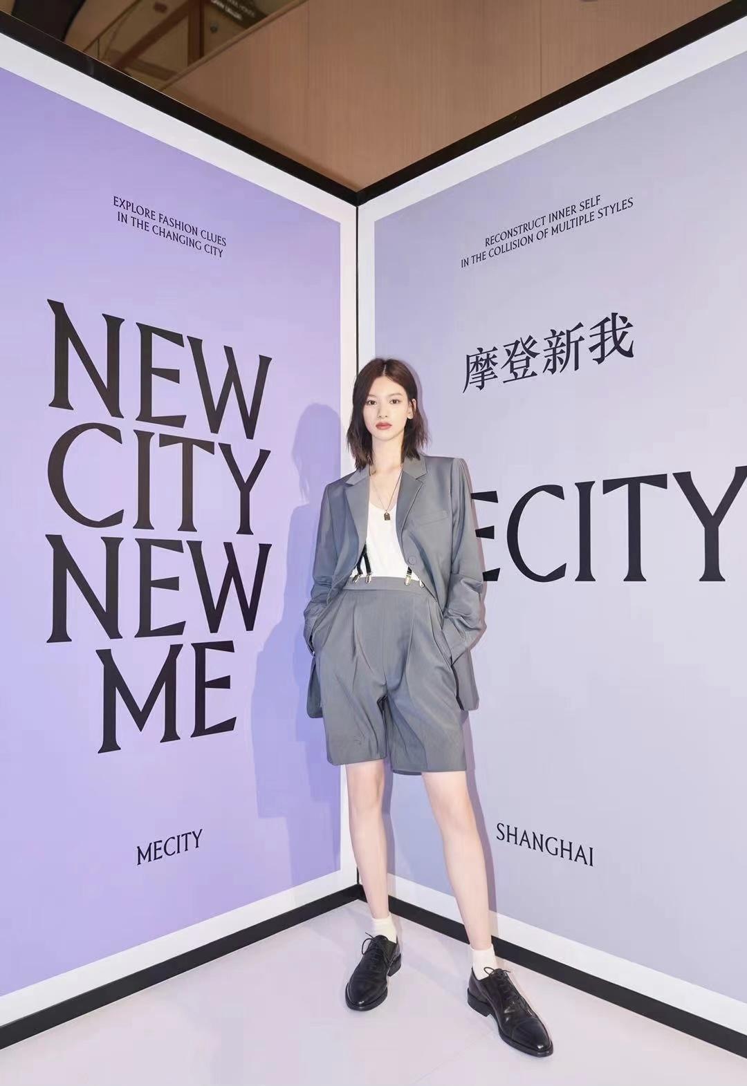 花苞裙|邱天22岁就这么美!穿黑色与玫红色拼接抹胸复古花苞裙,高级时髦