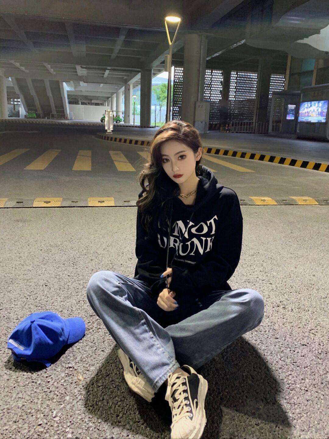 克莱因蓝|不挑年龄的“休闲风”,借鉴几个实用的技巧,卫衣也能穿出潮流感