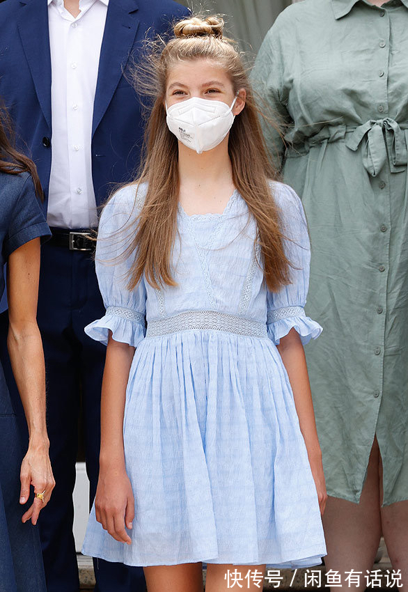 蓝裙|西班牙俩公主同穿蓝裙亮相，简单却很高级，妹妹扎丸子头气场更足