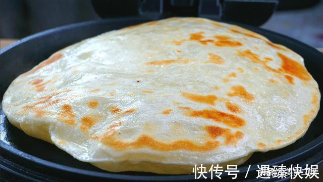 油酥|烙饼想要柔软多层?大多以为要抹很多油,用开水烫面,其实都不对