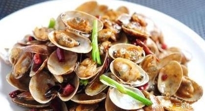 把沙子吐|想要吃美味的花蛤, 去沙得干净, 一颗铁钉就能够让花蛤乖乖吐沙