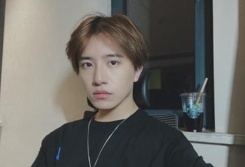 婚礼现场，新娘要求宾客为小鲜肉扫码投票，只因新娘身份特殊