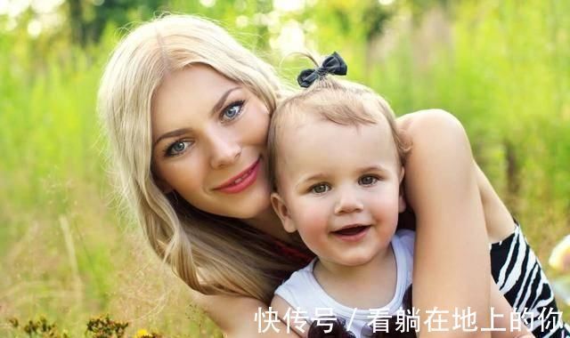 吃醋|看到妈妈坐在爸爸腿上,1岁女儿这吃醋的模样,让爸妈哭笑不得