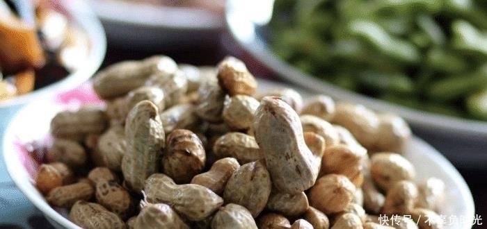 花生是长生果,也是催命符!尤其是这4种人,越吃越伤身!
