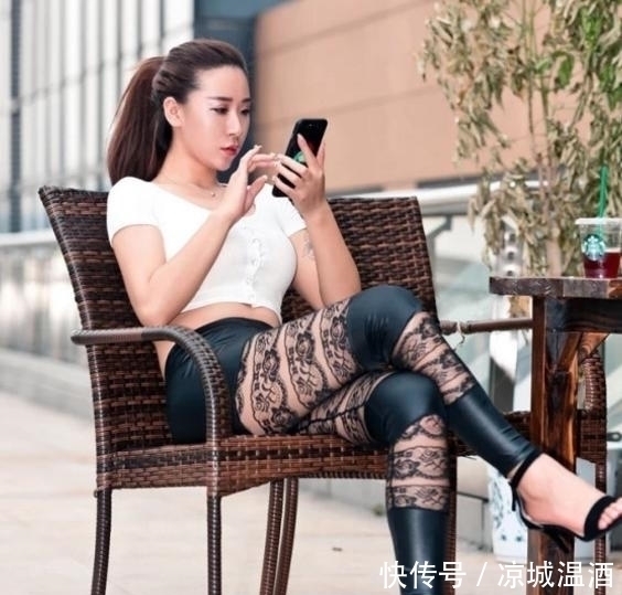 上衣|性感街拍白色的紧身露脐短袖，搭配紧身打底裤，性感而丰满