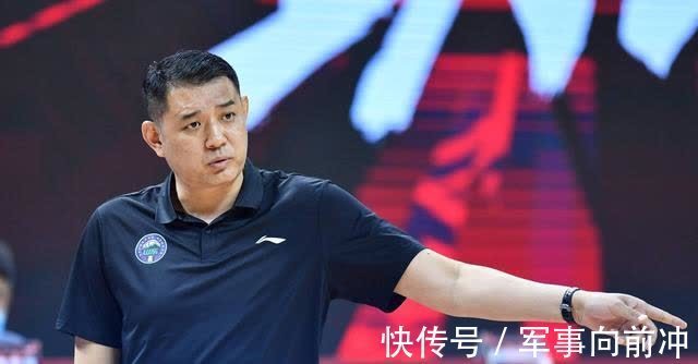 郝伟|巩晓彬有了新消息,远离山东男篮之后,他与山东足球功勋拍合照