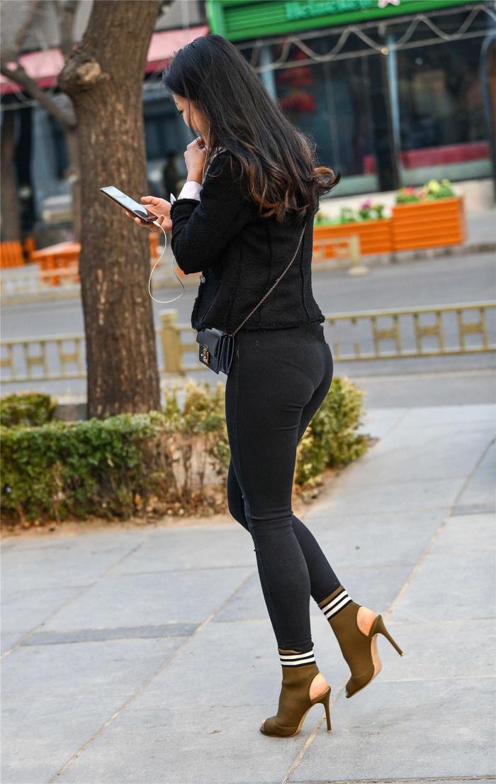 天鹅绒外套搭配黑色小脚裤, 高挑显瘦, 颇具御姐气质