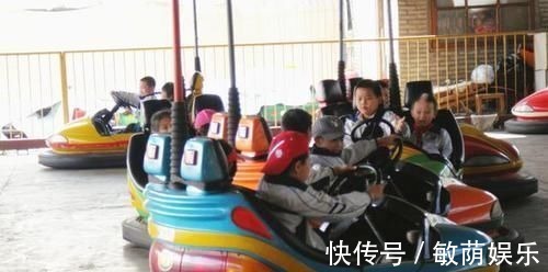 医院|2岁女童在游乐园突然抠耳朵,连送4家医院,取出的东西让父母崩溃