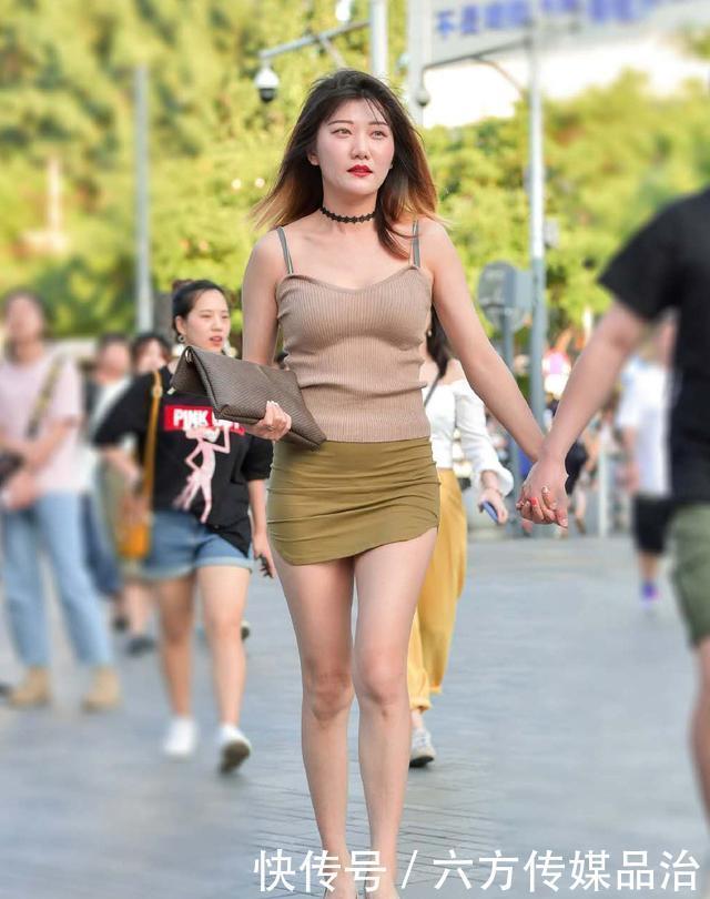 如何把基础款穿出个性吊带背心+短裙,看起来美观大方又显气质