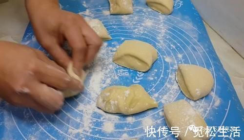 面粉别烤面包了，锅里烙一烙，个个松软香甜，保证全家都爱吃