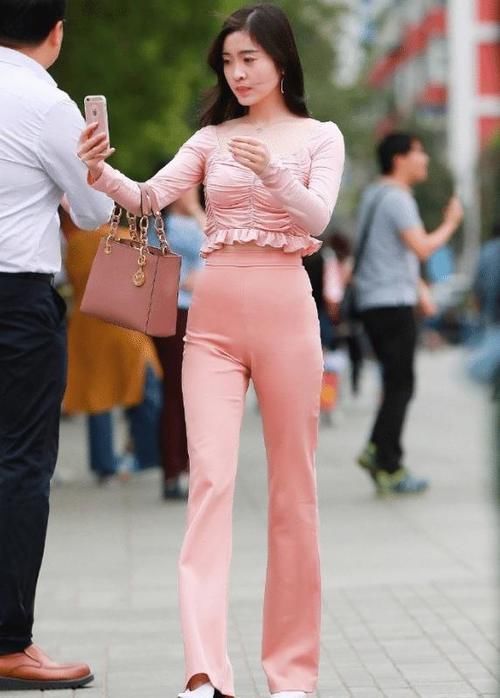 冬季搭配喇叭裤,使造型稍微增加休闲的个性,尽显时尚美丽