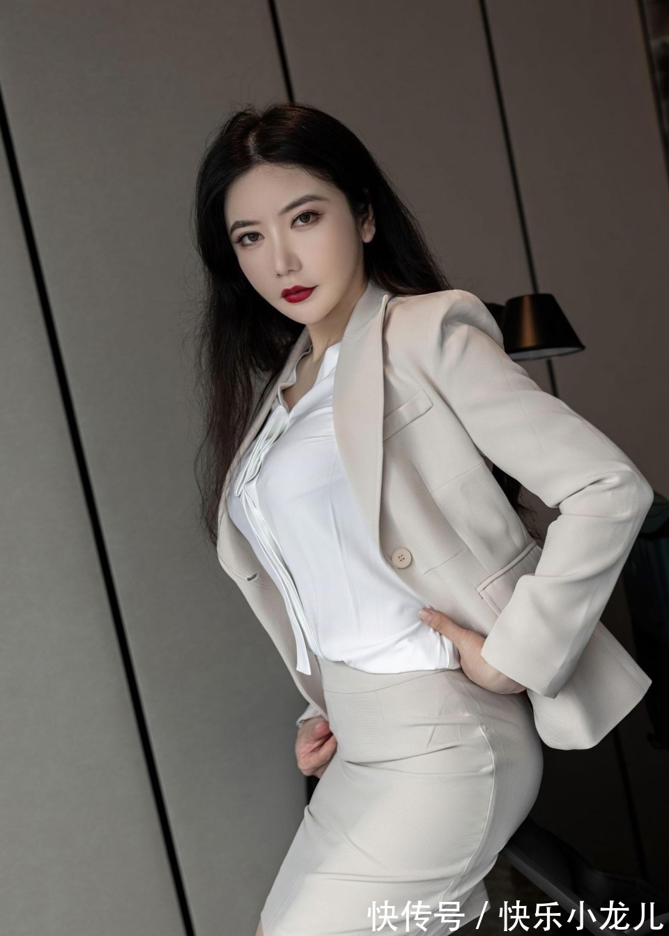穿搭|小姐姐一身白色西装穿搭,凸显职场女性的时尚气质和优雅