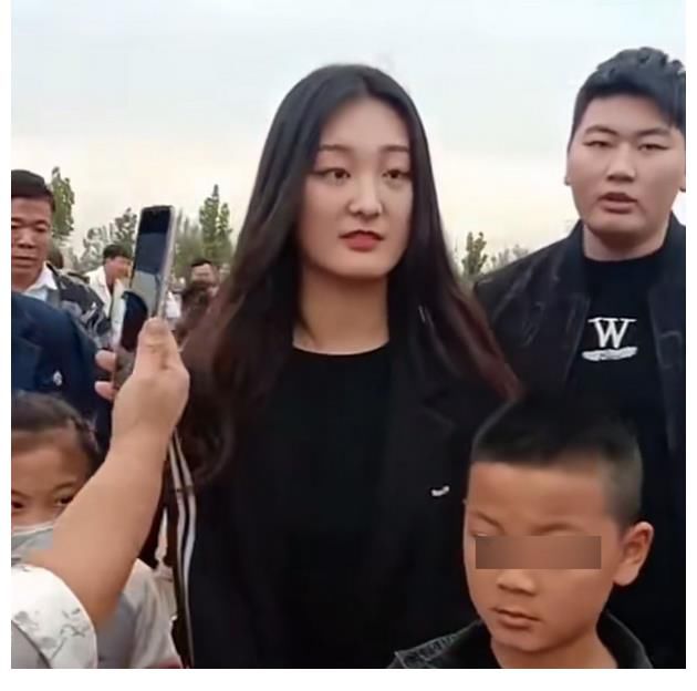 主持人問為什么不離開農(nóng)村，大衣哥的回答展示出了農(nóng)民的愚昧