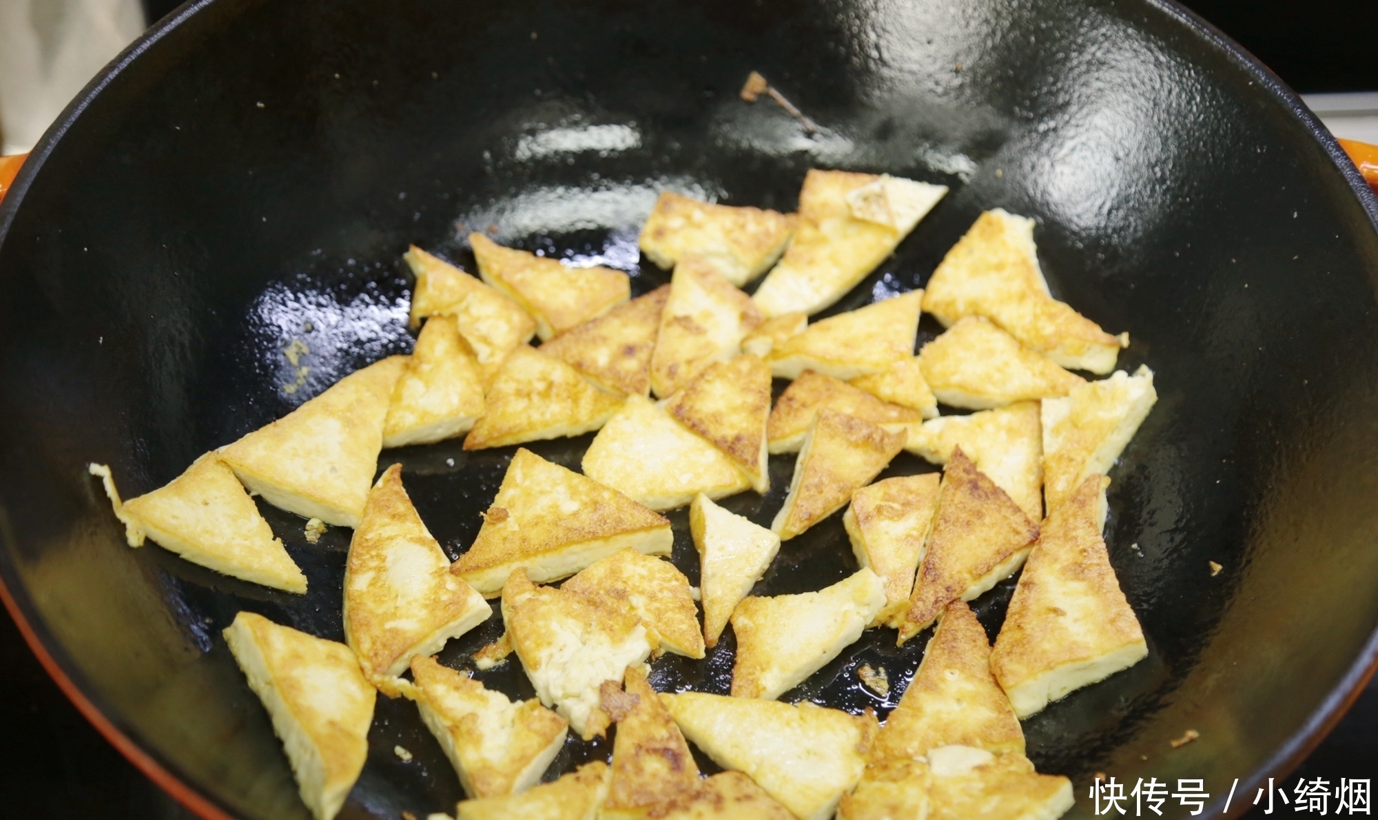 蒜苗|一块豆腐,几根蒜苗,10分钟做一锅!又香又简单,减肥也零负担