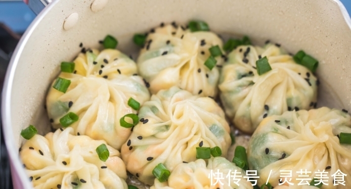 跟我学做包子,无需和面擀皮,半小时搞定,外焦里嫩,比小笼包好