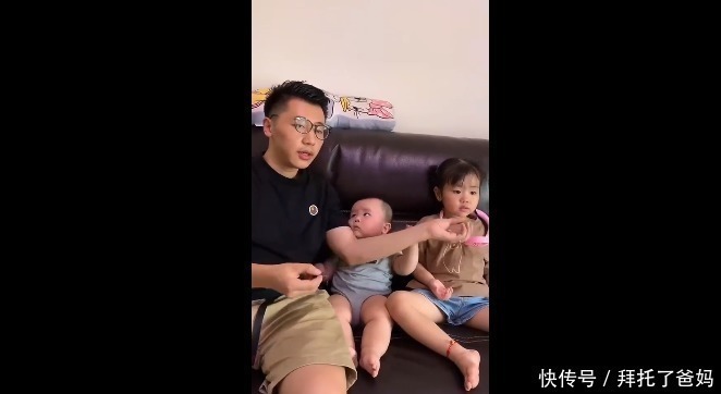 爸爸妈妈|爸爸只顾给姐姐吃水果,弟弟满脸委屈,弟弟我还是你亲生的吗