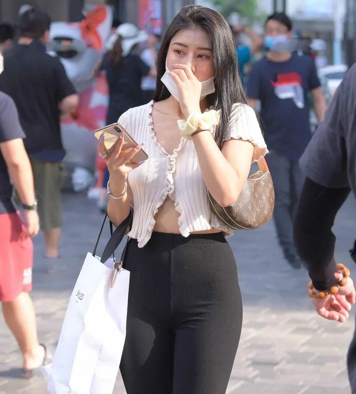 平底鞋 打底裤“失宠”了,如今小黑裤成了“香饽饽”,化解腿粗的烦恼