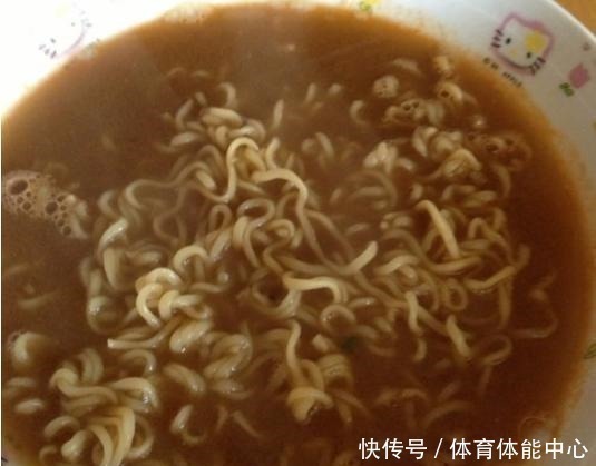 方便面|这3种“坑娃早餐”别给孩子吃了,不仅没营养,还可能会损害发育!