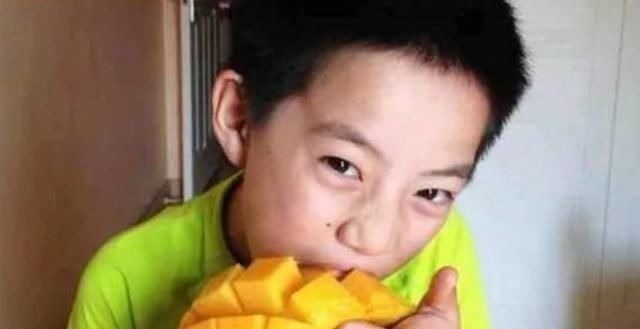 一个果|2岁宝宝突然“尿血”,妈妈哭着去医院,医生:这东西别给孩子吃