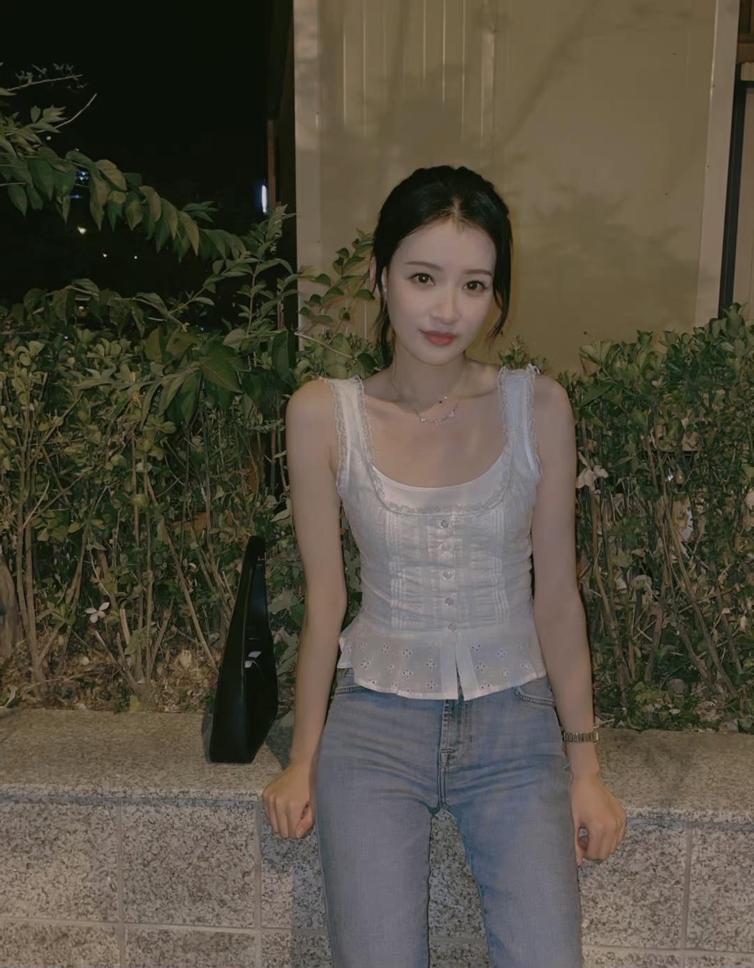 造型|郑合惠子的机场造型清爽洋气,吊带搭配格纹长款,又飒又美