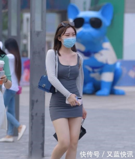 针织衫 美女穿搭深灰色连衣裙搭配浅灰色针织衫,优雅大气!