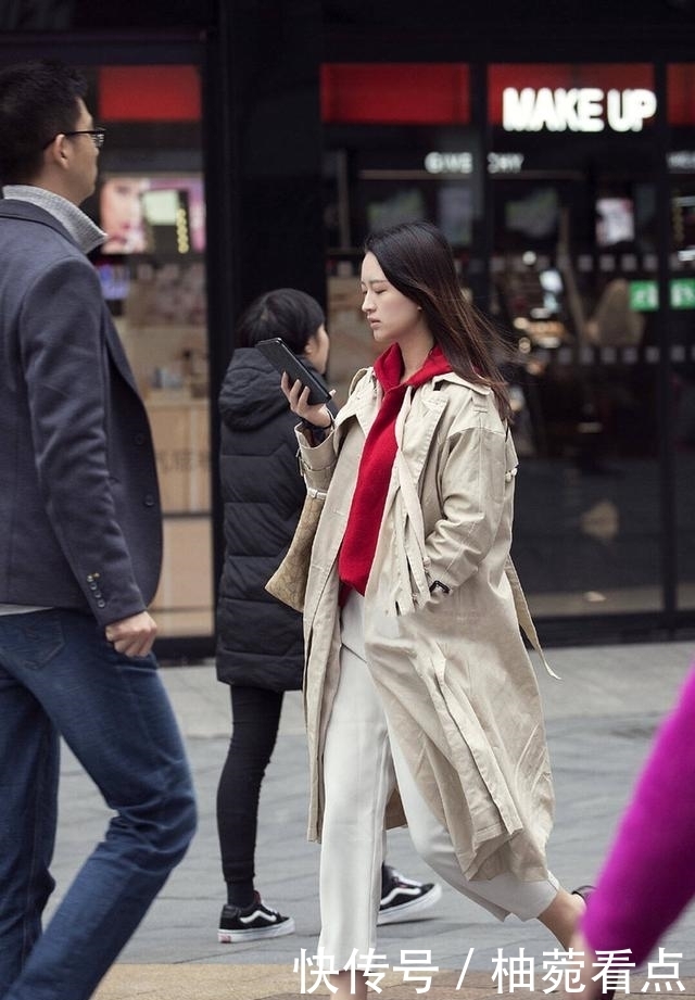 蕾丝|街拍:穿蕾丝半身裙的小姐姐,香肩半露,颜值颇高,真好看!