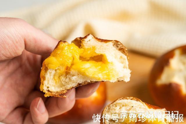 高筋面粉|芝士碱水面包的做法，几步就搞定，越吃越上瘾