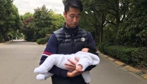 抱娃|爸爸去产房接宝宝,电梯门打开后场面“壮观”,让人忍俊不禁