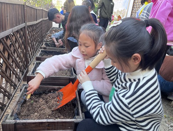 赣州瑞金市怡安希望小学开展“红色耕种园”春季耕种活动