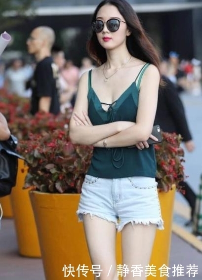 街拍:两位美女身材圆润,穿搭性感,紧身皮裤非常显身材