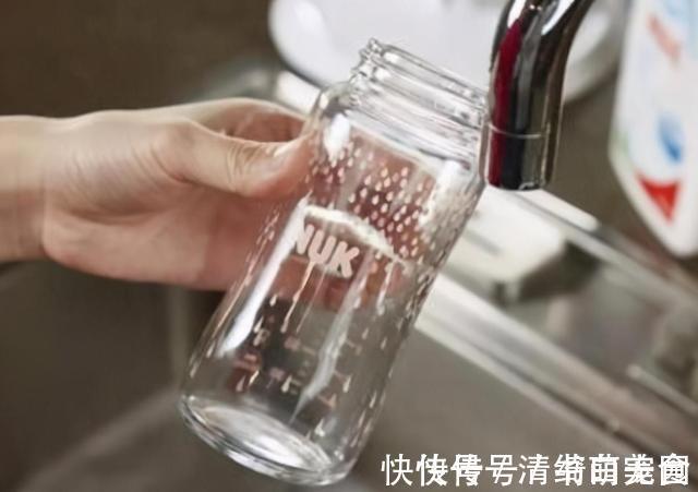 奶瓶|有种“偷懒”叫父母用开水烫奶瓶,自己方便了,孩子却被“坑了”