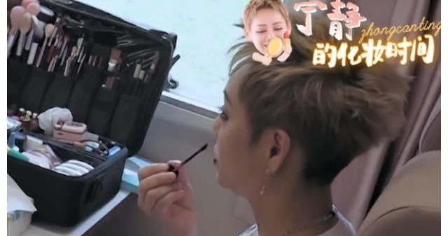 周也被烫出表情包，却给黄晓明烫水泡脚，怎么越来越像魏莱了？