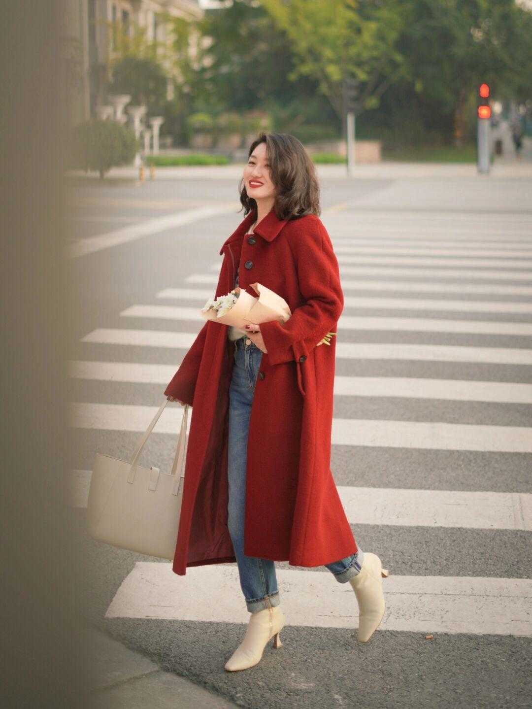 不过膝 降温了,红色大衣竟然这么气质,一看就离不开的穿搭,喜庆又显白