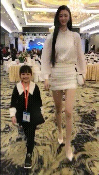 |搞笑GIF：总感觉这双腿是假的，但是我又没有证据