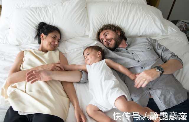 亲子关系|一家四口睡觉的照片火了,网友笑翻:父母是真爱,孩子是意外