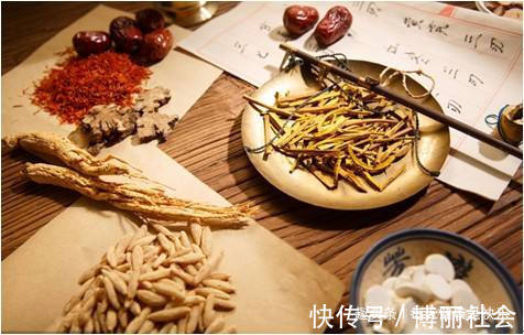 肝中毒|中药吃多了也会伤肝,以下这4种常见中药要慎用,别怪没提醒你!