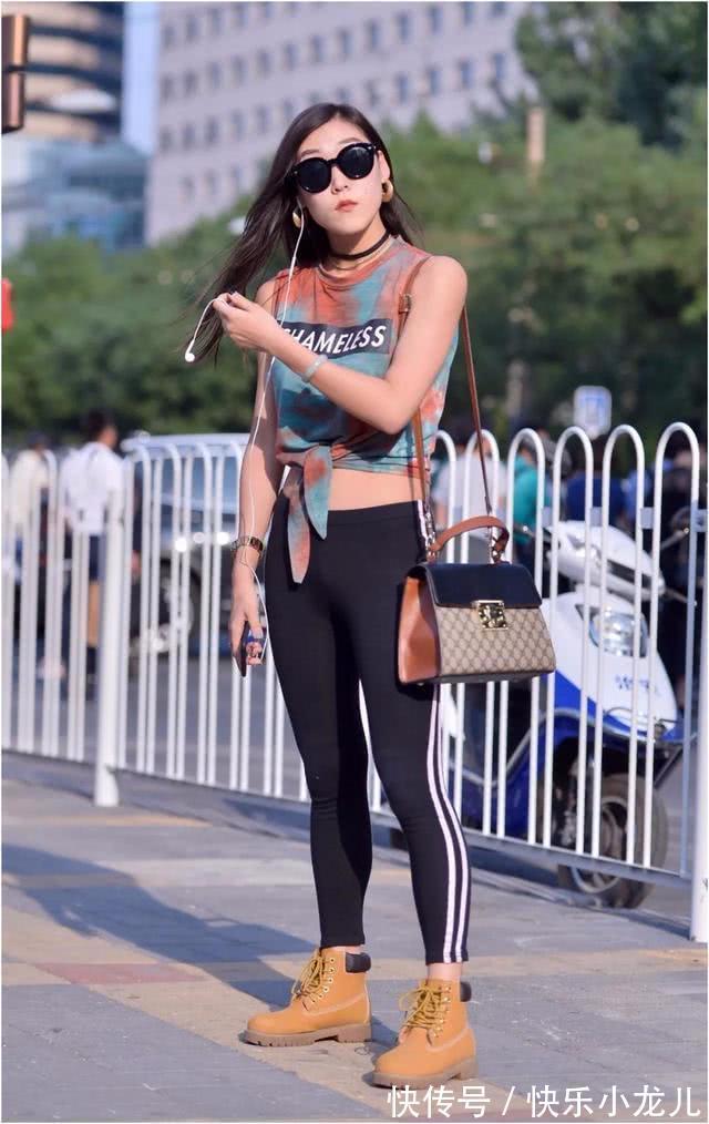 身姿 卫衣搭配打底裤,是一种非常舒适实用的搭配,透气性也很好