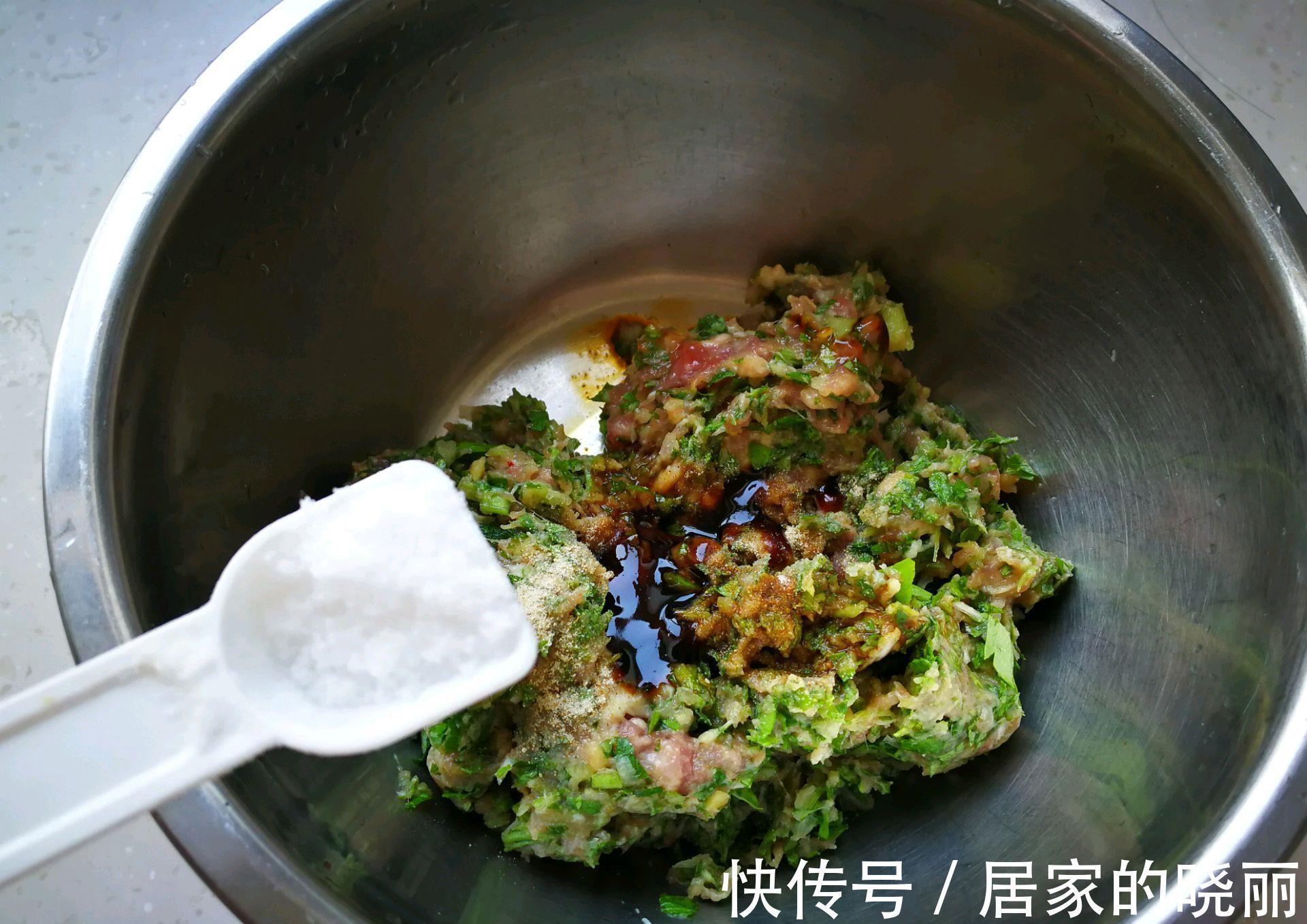 发酵|做一锅热气腾腾的芹菜猪肉包,皮薄馅大,做一次能吃3天