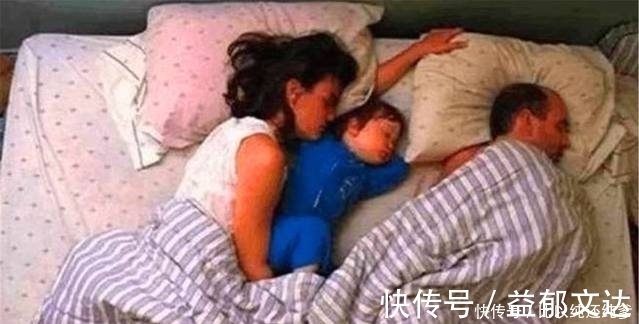 小宝宝|三岁宝宝和父母一起睡觉的场面，厉害了我的宝宝！