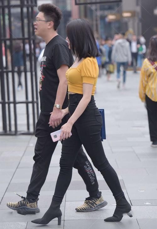 时尚设计上衣，搭配高腰小脚裤，气质时尚，穿出高级感