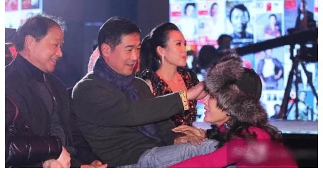 章子怡|当年蹲在张国立脚边说话,宁静表情谄媚,一旁的章子怡满脸不屑?