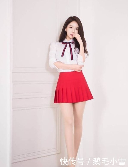 小姐姐|白色衬衣搭红色百褶裙,这是学生服还是工作服