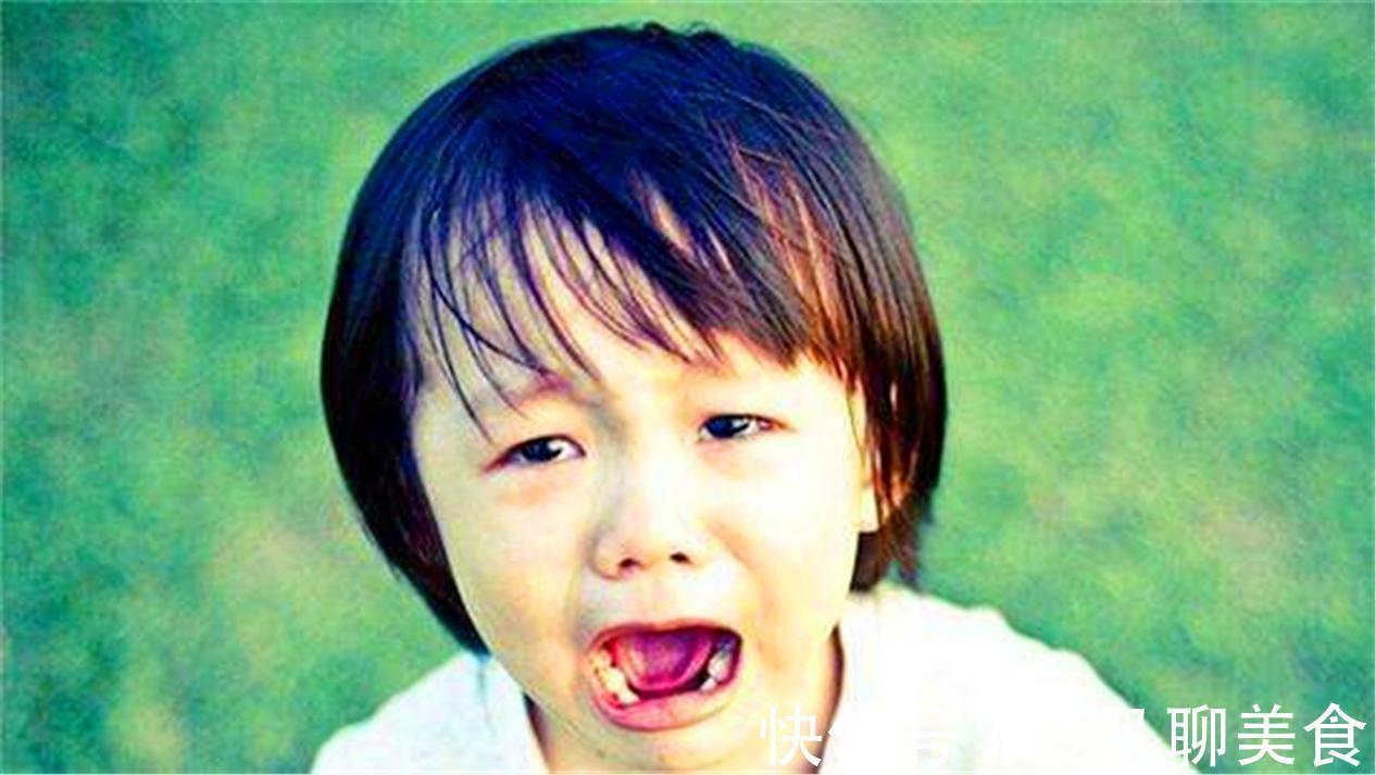 宝宝|宝宝爱拍打超市水果,妈妈给了他一个难忘的回忆,网友:太坏了