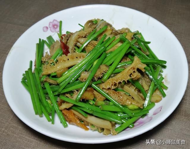 好吃|教你超简单爆炒牛肚丝的家常做法，多做这一步，香辣好吃又下饭