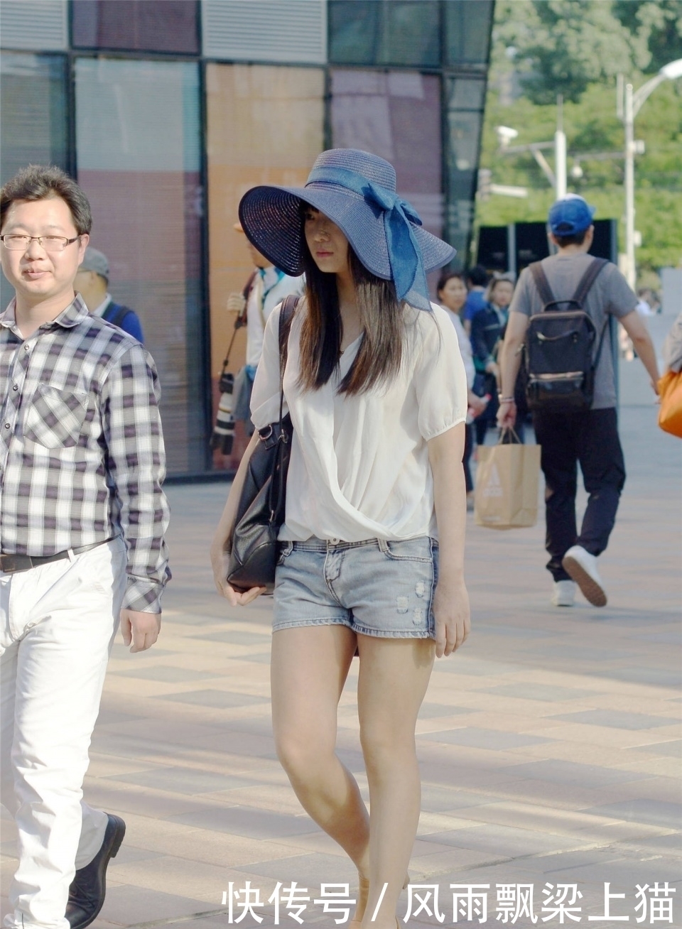 牛仔|牛仔短裤好穿搭,不仅仅是年轻的姑娘喜欢,搭配也很轻松