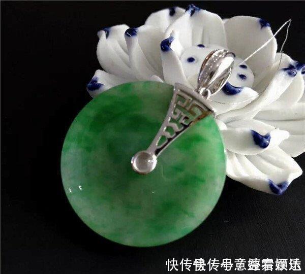 小哥花800买了一块不起眼的翡翠小料子，一刀下去后商家哭了