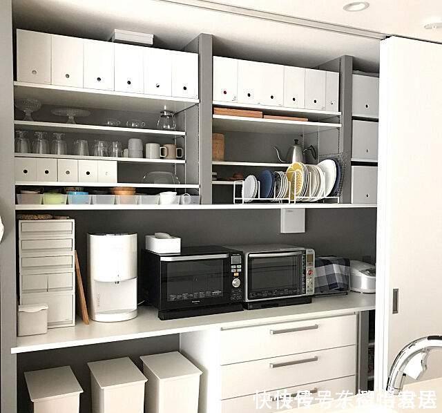 实用|这对夫妻真有远见,厨房不装吊柜,储物空间翻倍,美观实用还不乱