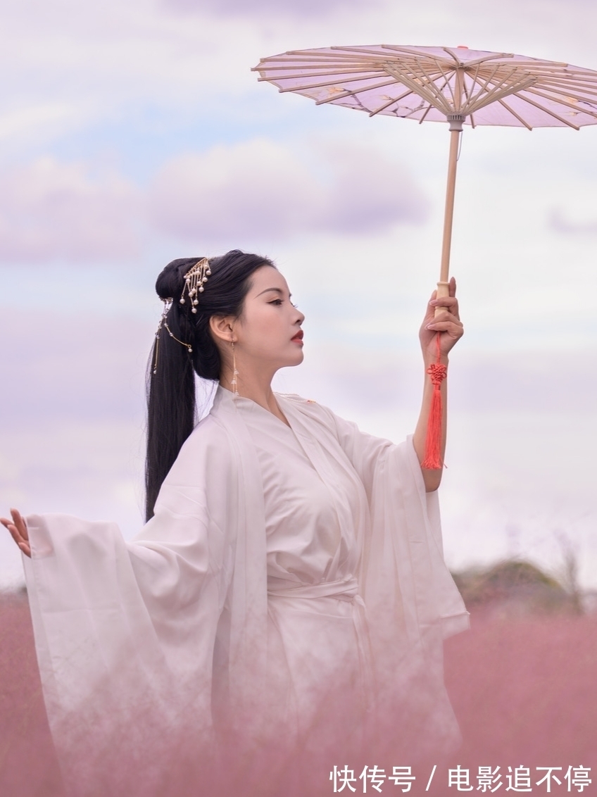 青山|词丨落桐翩似蝶衣行。一脉青山须纵马,休怕。吟风咏月寄浮生