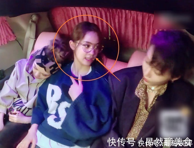 刘雨昕发现欧阳娜娜很疲倦，随后举动被镜头拍下，关系亲疏很显然