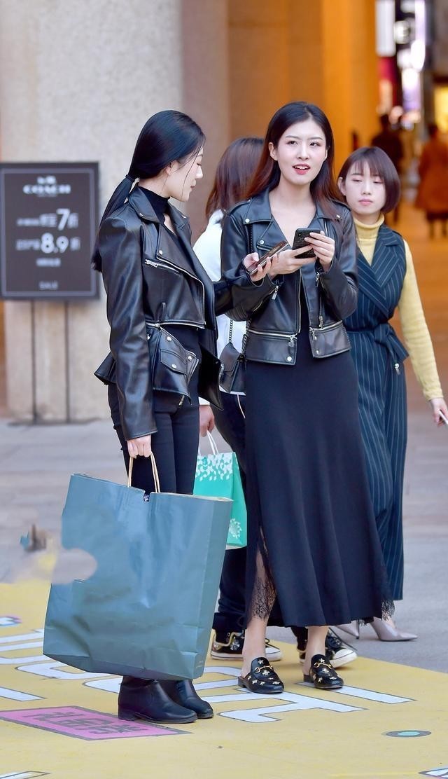 皮衣|时尚穿搭:下身两款不同的服装,搭配皮衣,展现刚柔并济之美